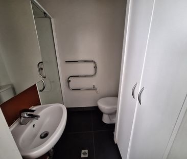 Compact Sunny Apartment - Photo 3