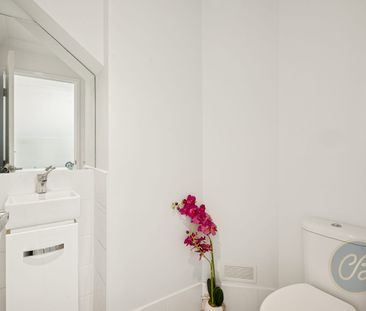 Well Designed Townhouse - Photo 3