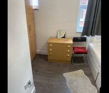 Room in a Shared Flat, Mora Road, NW2 - Photo 5