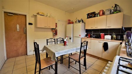 4 bedroom House in Hyde Park, Leeds - Photo 4