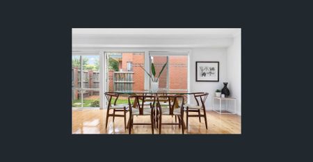 Contemporary comfort in a prime location - Photo 3