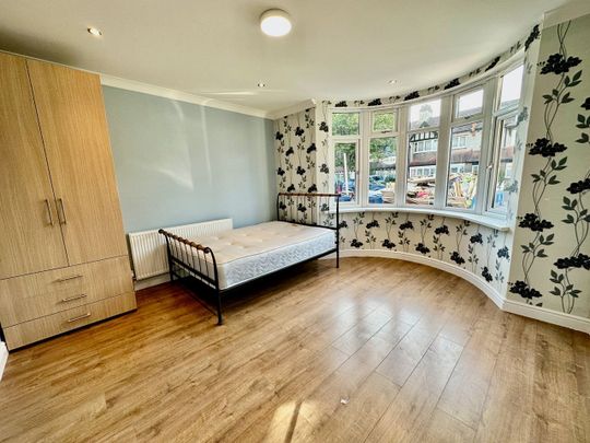 2 Bed Flat, Balfour Road, W3 - Photo 1