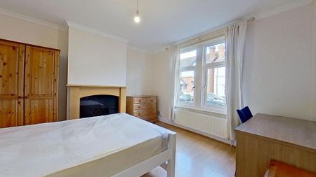 4 bedroom semi-detached house to rent - Photo 3