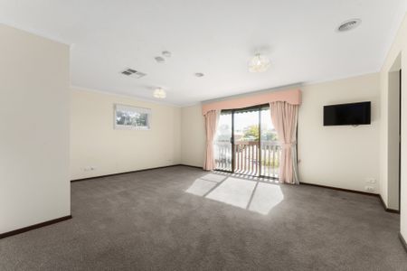 Spacious 6-Bedroom Family Home in Studley Park Estate - Photo 2