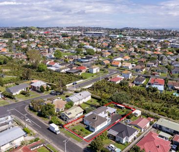 MT ALBERT, 3 BEDROOMS - Photo 1