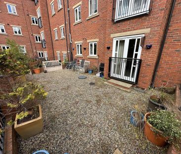 2 bedroom ground floor flat to rent - Photo 1