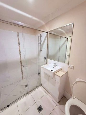 Stunning Townhouse in Springfield lakes Prime Location! - Photo 5