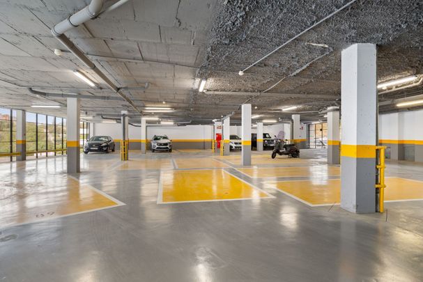 Middle Floor Apartment in Estepona - Photo 1