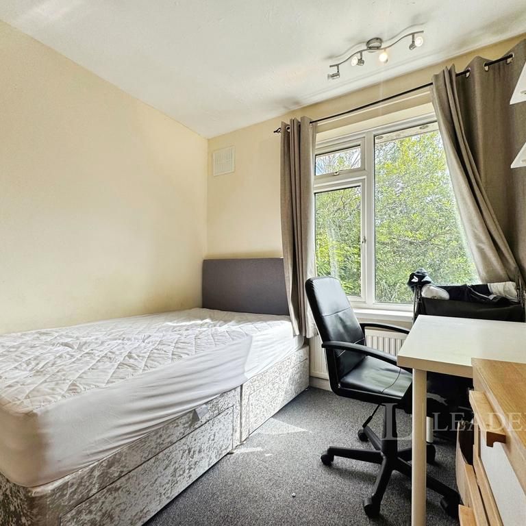 5 bedroom semi-detached house to rent - Photo 1