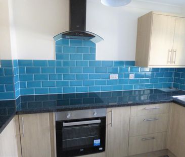 2 bedroom end of terrace house to rent - Photo 5