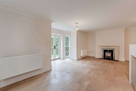 Newly renovated woodland cottage with wraparound garden on the outskirts of Knutsford. A Crown Estate property. - Photo 3