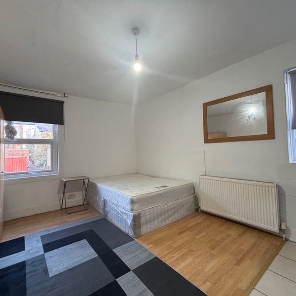 Studio Flat, Buckingham Road, NW10 - Photo 1