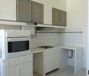 Appartement 3 pièces 58m2 MARSEILLE 6EME 738 euros - Photo 1