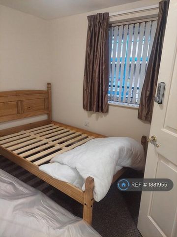 1 bedroom in a flat share to rent - Photo 2