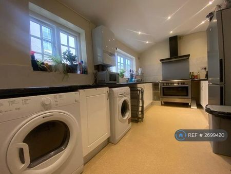 1 bedroom in a house share to rent - Photo 3