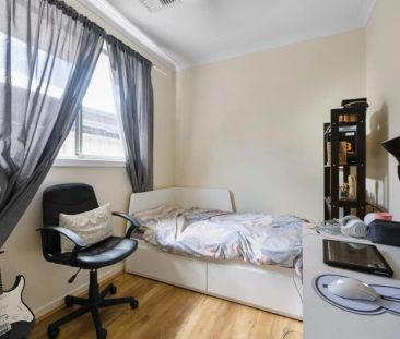 Spacious 4-Bedroom Family Home with Modern Amenities in Enfield - Photo 4