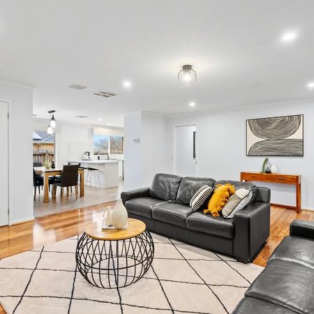 Luxurious oasis in prized leafy neighbourhood - Photo 4