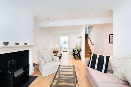 Bright and beautifully appointed throughout, this is a charming three bedroom Chelsea Townhouse enjoying a private roof terrace and easy access to the amenities of the Fulham Road. - Photo 5