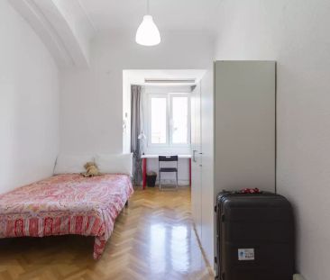 Bright room for rent in 8-bedroom apartment in Moncloa - Photo 6