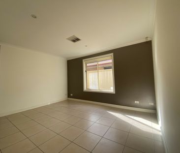 Spacious Three Bedroom Courtyard Home - Photo 5