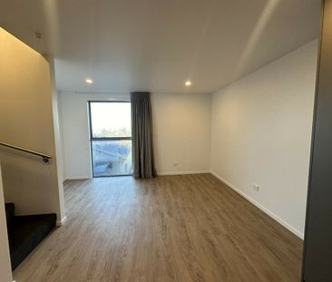 Perfectly located townhouse with stunning views! - Photo 5