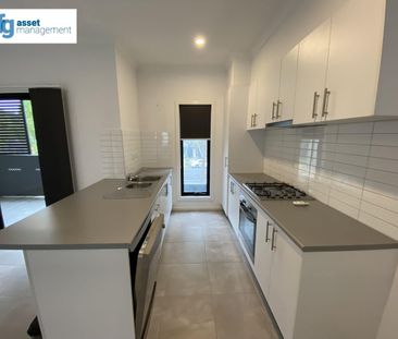 Modern Three bedroom Townhouse in a Prime Cranbourne East Location! - Photo 4