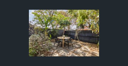 Stylish two-bedroom villa with mezzanine living - Photo 5