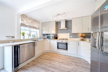 3 bedroom end of terrace house to rent - Photo 3