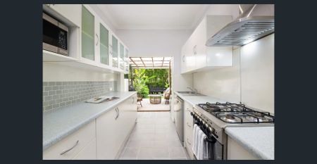 Whole Floor Garden Apartment With Level Walk To Coogee Beach - Photo 3