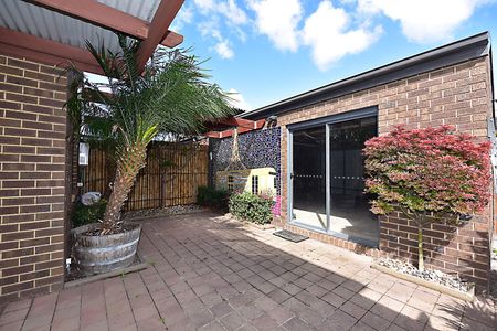 Charming 3-Bedroom Townhouse in Prime Keysborough Location - Photo 5