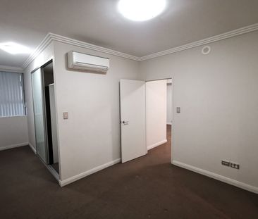 Near new luxury 2bed 2bath 1parking apartment only $720 per week!! - Photo 2