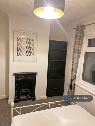 3 bedroom end of terrace house to rent - Photo 4