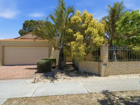 Charming Townhouse in Osborne Park - Photo 3