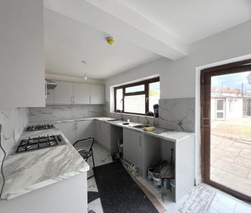 6 bedroom semi-detached house to rent - Photo 2