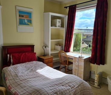 Bright clean room in charming Victorian house - Photo 5