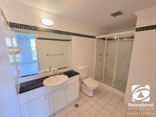 SPACIOUS 2 BEDROOM APARTMENT OVERLOOKING VILLAGE GREEN - Photo 1