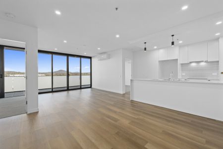 Spacious Two Bedroom Apartment - Photo 2