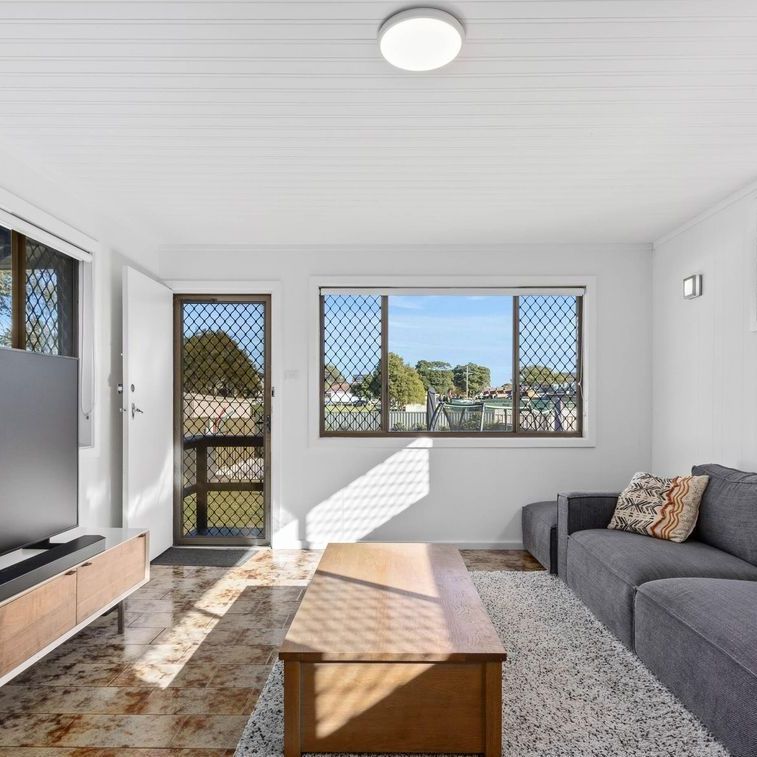 Beautifully maintained home with in-ground swimming pool! - Photo 1