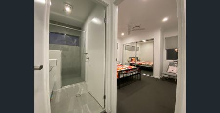 FULLY FURNISHED house within walking distance to Benowa State School, NOT available until 8 Mar 2026 - Photo 2