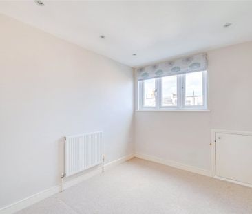 A beautifully refurbished and extended five bedroom period terraced... - Photo 5