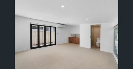 Freshly Renovated Entertainer in the Heart of South Melbourne - Photo 2