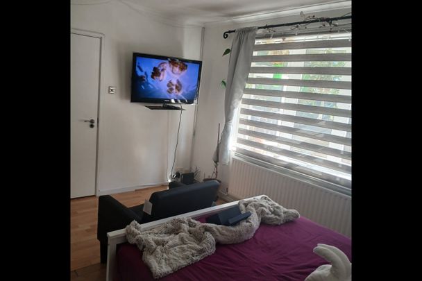 Room in a Shared House, Rosamond Street, SE26 - Photo 1