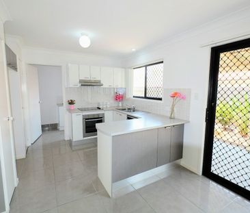 IMMACULATE AIR-CONDITIONED 3 BEDROOM TOWNHOUSE IN POPULAR, CENTRALL... - Photo 2