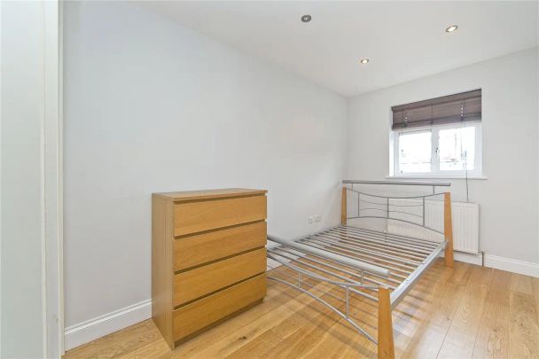 4 bedroom flat in London - Photo 1