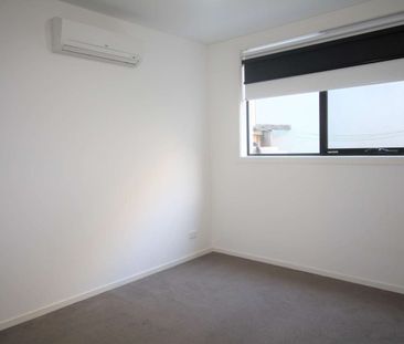 46 Lakeside Crescent, Keilor East VIC 3033 - Townhouse For Rent | D... - Photo 5