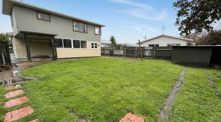 Spacious 5-Bedroom Home with Private, Fully-Fenced Section - Photo 2