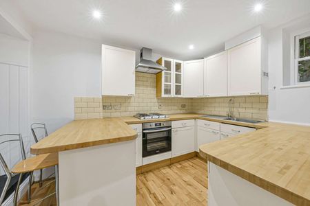 A Charming 2-Bedroom Apartment in the Heart of Hampstead Village - Photo 5