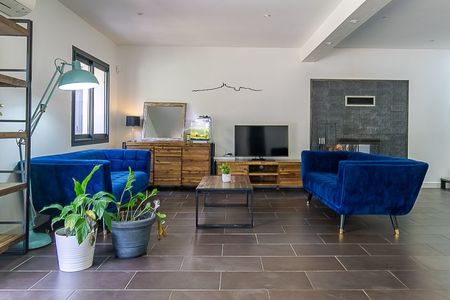 maison 5 pièces 117m2 MARSEILLE 11EME 2 995 euros - Photo 2