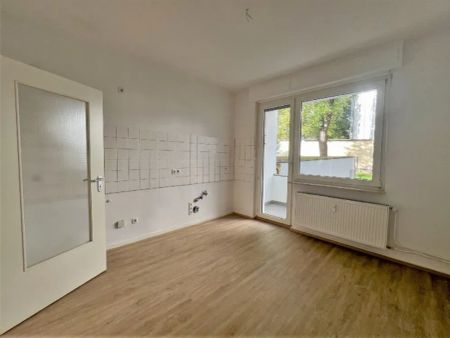 Helle 3-Zimmer-Erdgeschosswohnung mit Balkon in gepflegtem Mehrfamilienhaus - Foto 4