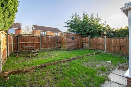 4 bedroom semi-detached house to rent - Photo 5